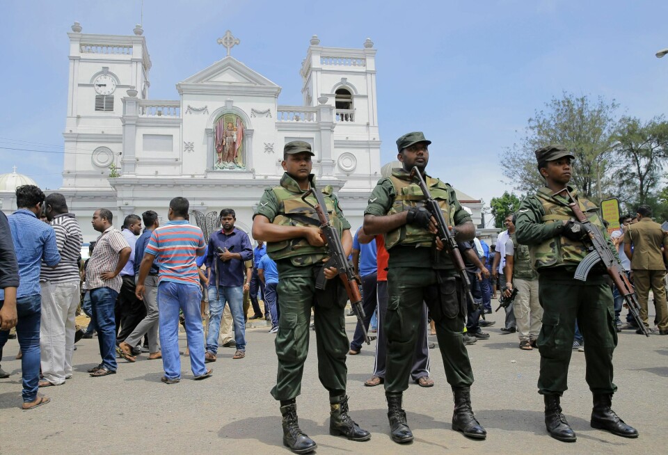 Soldater holdet vakt utenfor kirken St. Anthony's Shrine i Colombo i Sri Lanka.