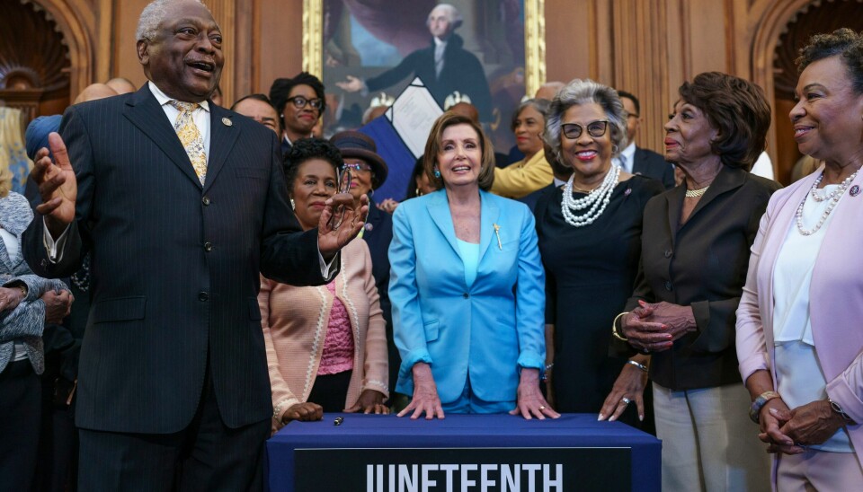 Demokratiske toppolitikere feirer vedtaket om å gjøre Juneteenth til føderal høytidsdag. F.v.: innpisker James Clyburn, speaker Nancy Pelosi, Joyce Beatty, Maxine Waters. Foto: J. Scott Applewhite / AP / NTB Demokratiske toppolitikere feirer vedtaket om å gjøre Juneteenth til føderal høytidsdag. F.v.: innpisker James Clyburn, speaker Nancy Pelosi, Joyce Beatty, Maxine Waters. Foto: J. Scott Applewhite / AP / NTB