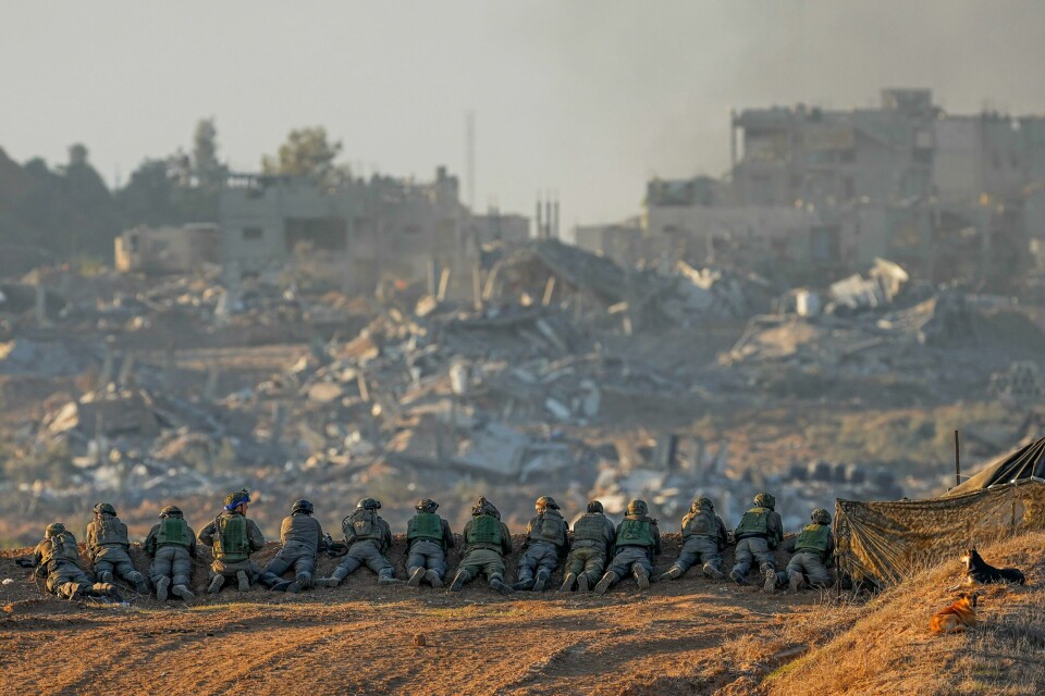 SLITER MED Å SKAFFE FOLK: Den israelske hæren sliter med å skaffe nok soldater til krigføringen i Gaza og Libanon, og mange reservister er utslitt etter gjentatte innkallinger. Disse soldatene ser på ødeleggelsene etter israelske angrep i Gaza. Foto: AP / NTB Den israelske hæren sliter med å skaffe nok soldater til krigføringen i Gaza og Libanon, og mange reservister er utslitt etter gjentatte innkallinger. Disse soldatene ser på ødeleggelsene etter israelske angrep i Gaza. Foto: AP / NTB