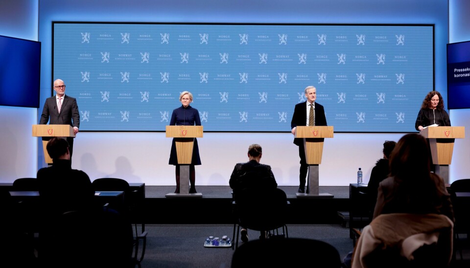 KORONA: Folk har generelt hatt høy tillit til informasjon gitt av helsemyndighetene og regjeringen gjennom to år med pandemi. Fra venstre: Helsedirektør Bjørn Guldvog, helse- og omsorgsminister Ingvild Kjerkol, statsminister Jonas Gahr Støre og FHI-direktør Camilla Stoltenberg. Under lørdagens pressekonferanse ble det tatt store steg mot en mer normal hverdag, for de aller fleste. Foto: Beate Oma Dahle / NTB