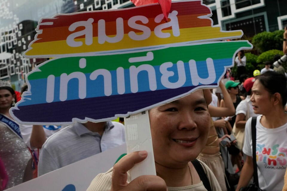 PRIDE: Deltakerne i årets pride-parade i Bangkok holdt skilt med teksten «likestilling for ekteskapet» i påvente av at nasjonalforsamlingen skulle gi grønt lys til en lov som gjør likekjønnede ekteskap lovlig. Deltakerne i årets pride-parade i Bangkok holdt skilt med teksten «likestilling for ekteskapet» i påvente av at nasjonalforsamlingen skal gi grønt lys til en lov som gjør likekjønnede ekteskap lovlig. Foto: Sakchai Lalit / AP / NTB