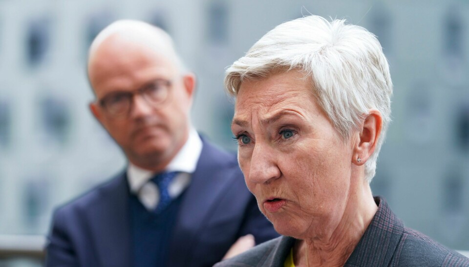 STREIK: LO-leder Peggy Hessen Følsvik tar sine medlemmer ut i storstreik. I bakgrunnen NHO-direktør Ole Erik Almlid.Foto: Terje Pedersen / NTB NHOs administrerende direktør Ole Erik Almlid og LO-leder Peggy Hessen Følsvik. Foto: Terje Pedersen / NTB