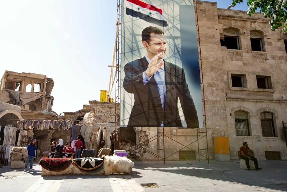 Seiersportrett av president Bashat al Assad i ruinene av det gjenerobrede Aleppo.