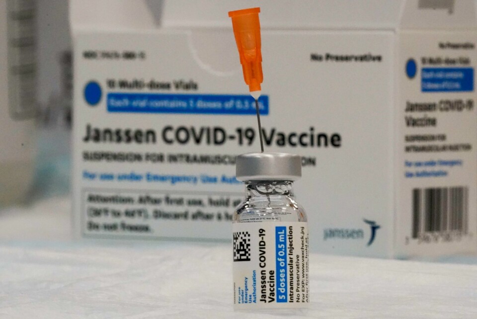 TILLAT: Det er lov å ta vaksine mens man faster, sier flere muslimske profiler til NRK. En flaske med Janssen-vaksinen på et vaksinesenter i New York. Vaksinen er utviklet av det nederlandske selskapet Janssen Vaccines, et datterselskap av det amerikanske legemiddelkonsernet Johnson & Johnson. Foto: Mary Altaffer / AP / NTB