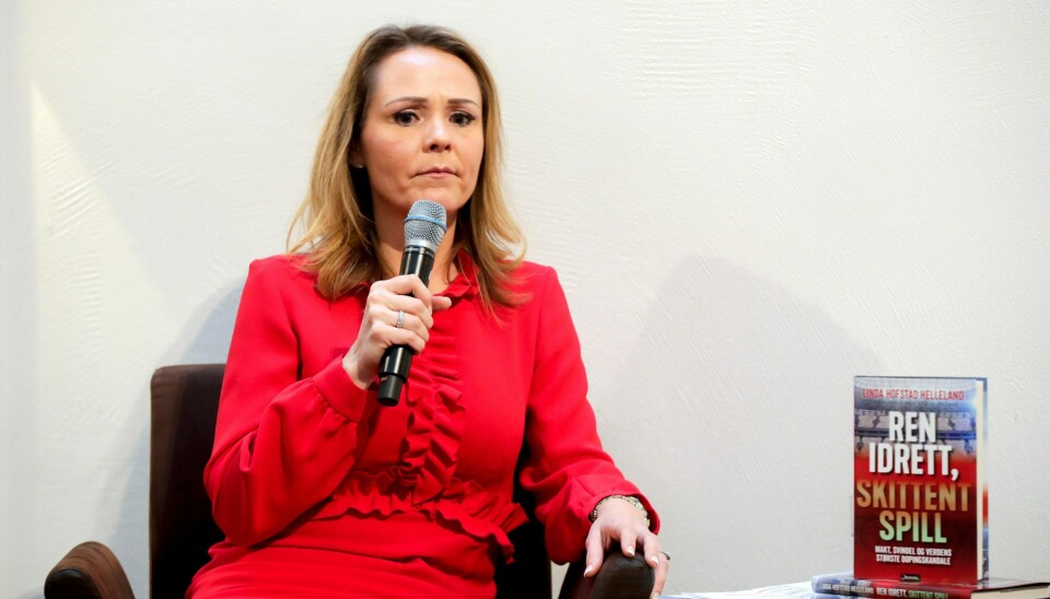 I boka forteller Linda Hofstad Helleland om overvåking, trusler og hersketeknikker. Hun ble bekymret for barna sine.