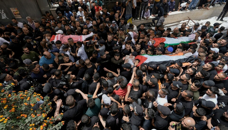 Tre palestinere ble drept og seks såret i et israelsk angrep mot flyktningleiren Balata utenfor Nablus på den okkuperte Vestbredden mandag morgen. Hundrevis fulgte senere på dagen de tre til graven. Tre palestinere ble drept og seks såret i et israelsk angrep mot flyktningleiren Balata utenfor Nablus på den okkuperte Vestbredden mandag morgen. Hundrevis fulgte senere på dagen de tre til graven. Foto: AP / NTB