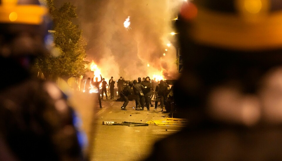 I Paris-forstaden Nanterre var det sammenstøt mellom politi og ungdommer og flere biler ble påtent i den andre natten med voldsomme protester etter at en tenåringsgutt ble skutt og drept i en politikontroll. I Paris-forstaden Nanterre var det sammenstøt mellom politi og ungdommer og flere biler ble påtent i den andre natten med voldsomme protester etter at en tenåringsgutt ble skutt og drept i en politikontroll. Foto: Christophe Ena / AP / NTB