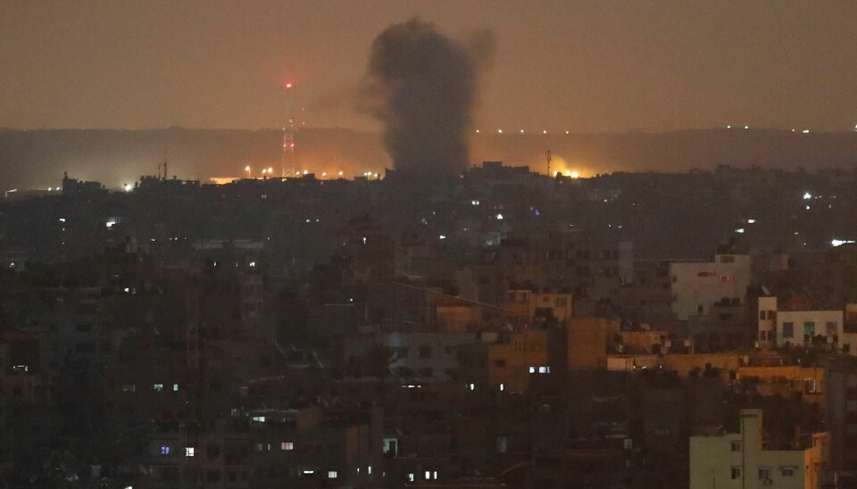 En eksplosjon i Gaza by natt til torsdag. Etter meldinger om nye rakettangrep mot Israel er det uklart hva som skjer med våpenhvilen.