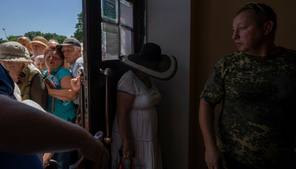 MATKØ: Folk som har nektet å la seg evakuere venter på å få utdelt mat fra de lokale myndighetene i Kramatorsk torsdag 7. juli. Folk som har nektet å la seg evakuere venter på å få utdelt mat fra de lokale myndighetene i Kramatorsk torsdag 7. juli. Foto: Nariman El-Mofty / AP / NTB