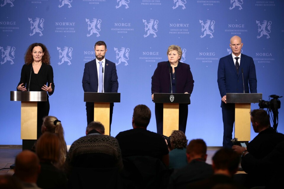 Statsminister Erna Solberg (H) og helseminister Bent Høie (H) orienterer om nye tiltak for å bekjempe koronaviruset. Helsedirektør Bjørn Guldvog (t.h.) og direktør i Folkehelseinstituttet Camilla Stoltenberg (t.v.) er også til stede.