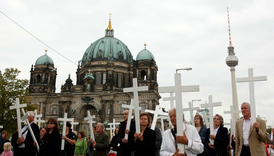 PROTEST: Demonstranter bærer kors i en stille protest mot abort foran Berlin-katedralen i september 2009 (Arkivfoto) FILE - People carry crosses during a silent protest against abortion in front of the Berlin Cathedral in Berlin, Sept. 26, 2009. Germany's Justice Minister Marco Buschmann launched a drive to remove from the country's criminal code a ban on doctors 'advertising' abortion services, a provision that he said is untenable. The move is the first of several more liberal social policies planned by Chancellor Olaf Scholz's governing coalition, which took office last month. (AP Photo/Franka Bruns, File)