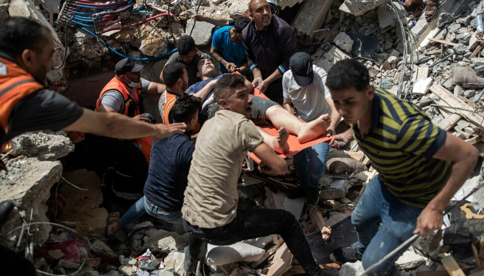 TRAGEDIE: I Gaza leter man etter overlevende i ruinene av sammenraste bygninger. Det er på tide å stoppe angrepene.