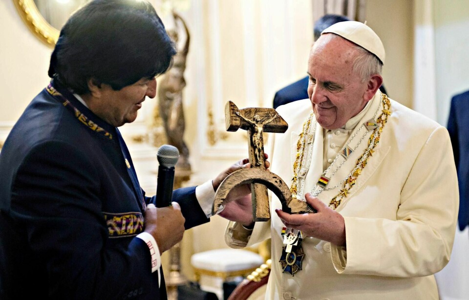 Etter sterkt press trakk søndag Bolivias venstreorienterte president Evo Morales seg som Bolivias president. Morales har flere ganger utfordret den katolske kirkens makt og innflytelse. I 2015 vakte det oppsikt da han overrakte pave Frans et krusifiks skåret ut på det kommunistiske symbolet hammer og sigd.