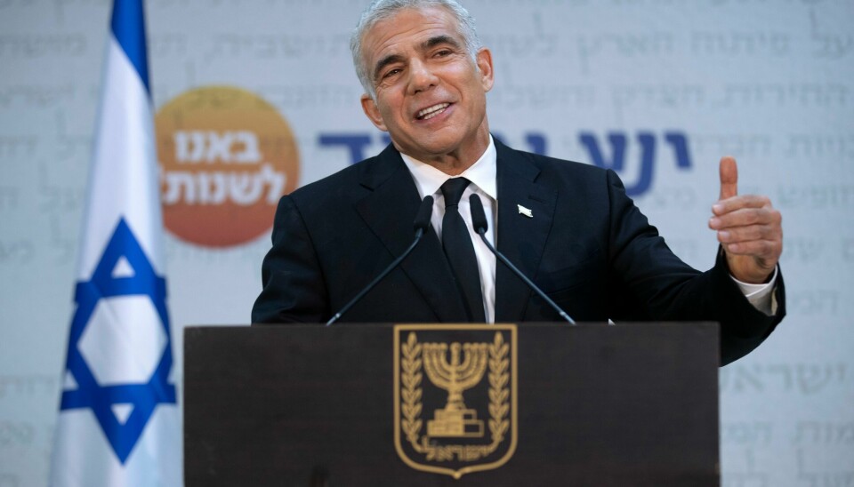 NY REGJERING: Den sentrumsorienterte opposisjonspolitikeren Yair Lapid og partiet Yesh Atid skal være kommet fram til enighet med andre partier om å danne regjering, ifølge israelsk radio. Den sentrumsorienterte opposisjonspolitikeren Yair Lapid og partiet Yesh Atid skal være kommet fram til enighet med andre partier om å danne regjering, ifølge israelsk radio. Foto: AP / NTB