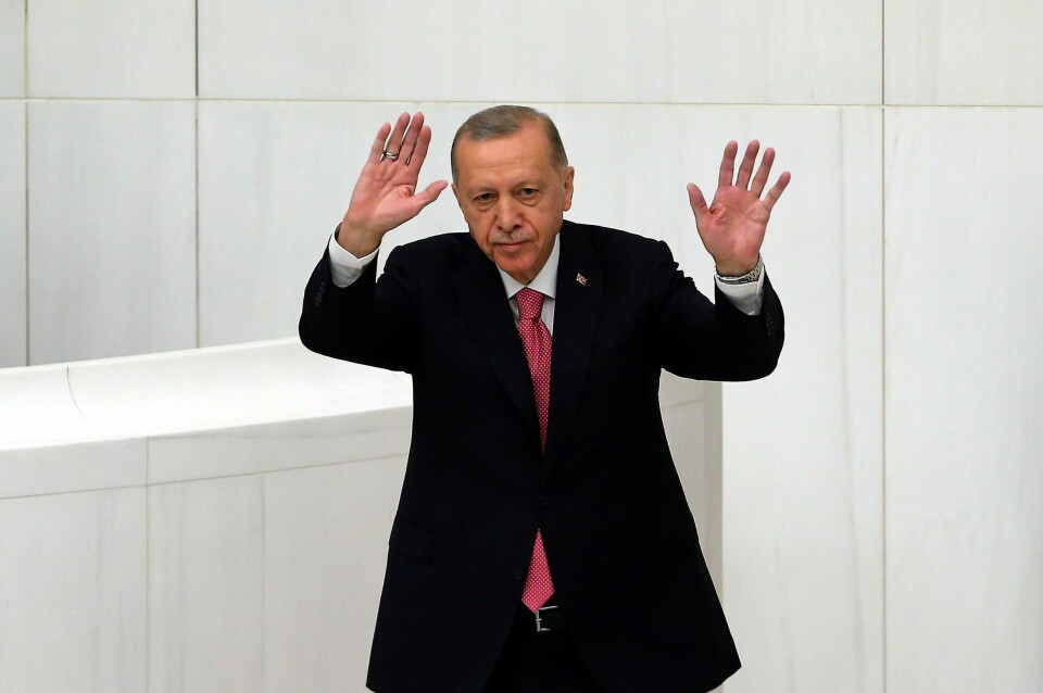 Erdogan tatt i ed som president – igjen Tyrkias president Recep Tayyip Erdogan vinker idet han ankommer seremonien i nasjonalforsamlingen i Ankara lørdag. Foto: Ali Unal / AP / NTB