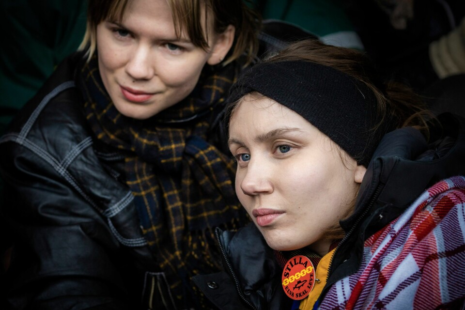 Ella Marie Hætta Isaksen og Gina Gylver fotografert under fjorårets Fosen-demonstrasjon utenfor Olje- og energidepartementet i Oslo. Foto: Ole Berg-Rusten / NTB Ella Marie Hætta Isaksen og Gina Gylver fotografert under fjorårets Fosen-demonstrasjon utenfor Olje- og energidepartementet i Oslo. Foto: Ole Berg-Rusten / NTB