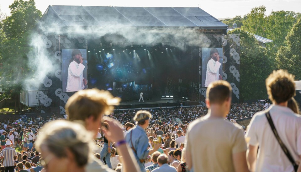KAN BLI FORBUDT: Festrøyking på festival kan snart tilhøre en svunnen tid. Her ser vi publikum koser seg mens de norske hip-hop artistene Arif og Stig Brenner opptrer på Øyafestivalen i Oslo. Festrøyking på festival kan snart tilhøre en svunnen tid. Her ser vi publikum koser seg mens de norske hip-hop artistene Arif og Stig Brenner opptrer på Øyafestivalen i Oslo. Foto: Heiko Junge / NTB