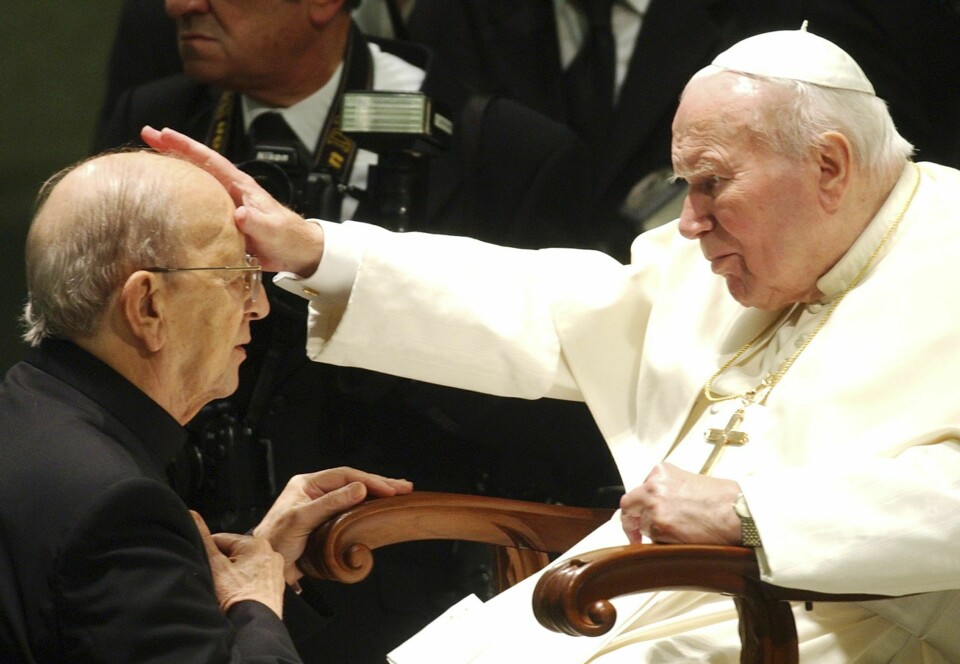VELSIGNES: Pave Johannes Paul II velsigner Marcial Maciel, grunnleggeren av Legion of Christ, i Vatikanet i 2004. Senere ble det avslørt at Maciel hadde misbrukt minst 60 studenter, fått minst tre barn, og bygget en nærmest kultisk katolsk orden. .