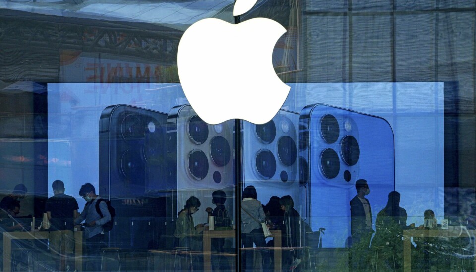 Apple melder om et sikkerhetshull som potensielt gjør at hackere kan ta fullstendig kontroll over enheter. Brukere bes oppdatere programvaren. Illustrasjonsfoto: Andy Wong / AP / NTB Apple melder om et sikkerhetshull som potensielt gjør at hackere kan ta fullstendig kontroll over enheter. Brukere bes oppdatere programvaren. Illustrasjonsfoto: Andy Wong / AP / NTB