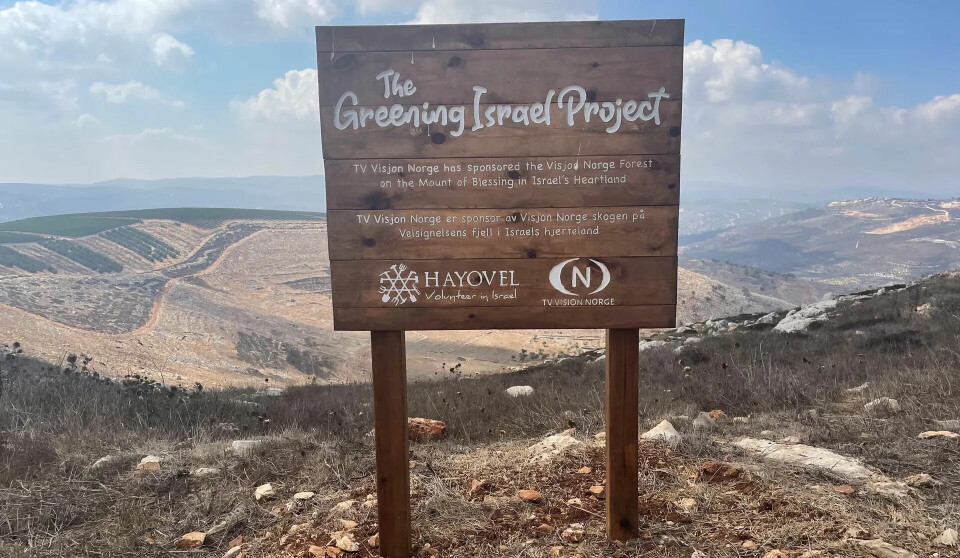 SPONSORER: På både engelsk og norsk står det at TV-kanalen Visjon Norge har sponset den nye «Visjon Norge skogen». Visjon NorgeThe Greening Israel Project signpost in the West Bank, opposite from the settlement of Har Bracha.Credit: Judy Maltz
