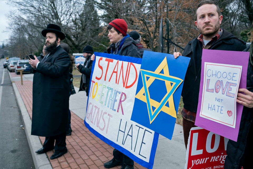 Innleggsforfatteren skriver at hun som jøde bosatt i New York ikke lenger føler seg trygg. Bildet viser naboer som har samlet seg for å støtte jødene i nabolaget etter at fem personer ble knivstukket under en hanukka-feiring i en rabbiners bolig i New York 29. desember.