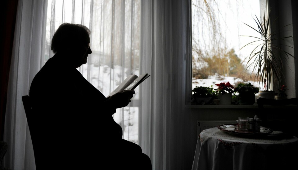 Mange eldre blir sittende alene på sykehjem på grunn av koronaviruset.