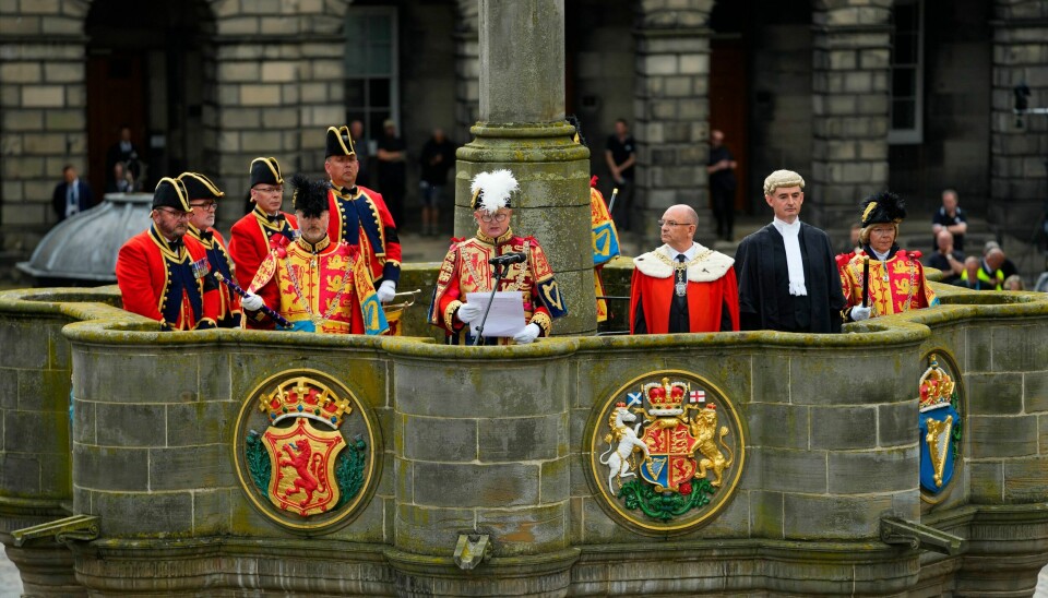 Her blir den offisielle kunngjøringen om at Charles lll er britenes konge lest opp utenfor St. Giles Cathedral i Edinburgh søndag. Foto: Petr David Josek / AP / NTB Her blir den offisielle kunngjøringen om at Charles lll er britenes konge lest opp utenfor St. Giles Cathedral i Edinburgh søndag. Foto: Petr David Josek / AP / NTB