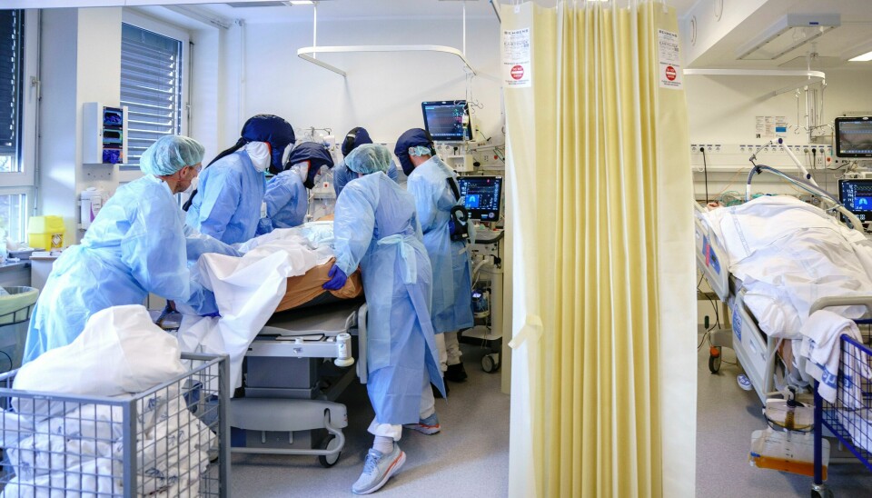 INTENSIVT: I snart to år har intensivsjukepleiarane jobba lange vakter under krevjande arbeidsforhold for å redde dei over 7.000 personane som har vore lagt inn på sjukehus med livstrugande koronasjukdom. På coronakohorten på OUS Ullevål sykehus ligger smittebærende pasienter på respirator. Intensivsykepleiere på intensivavdelingen på Ullevål sykehus.Daniel Østrem BartzKaroline Rugset Solberg