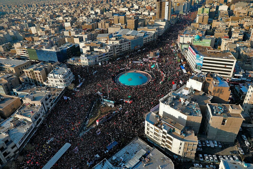 Dette bildet er fra Teheran på mandag og viser den enorme folkemengden som samlet seg i gatene og sørger over generalen Qasem Soleimani, som ble likvidert av USA. En million mennesker skal ha vært ute. In this aerial photo released by an official website of the office of the Iranian supreme leader, mourners attend a funeral ceremony for Iranian Gen. Qassem Soleimani and his comrades, who were killed in Iraq in a U.S. drone strike on Friday, in Tehran, Iran, Monday, Jan. 6, 2020. The processions mark the first time Iran honored a single man with a multi-city ceremony. Not even Ayatollah Ruhollah Khomeini, who founded the Islamic Republic, received such a processional with his death in 1989. (Office of the Iranian Supreme Leader via AP)