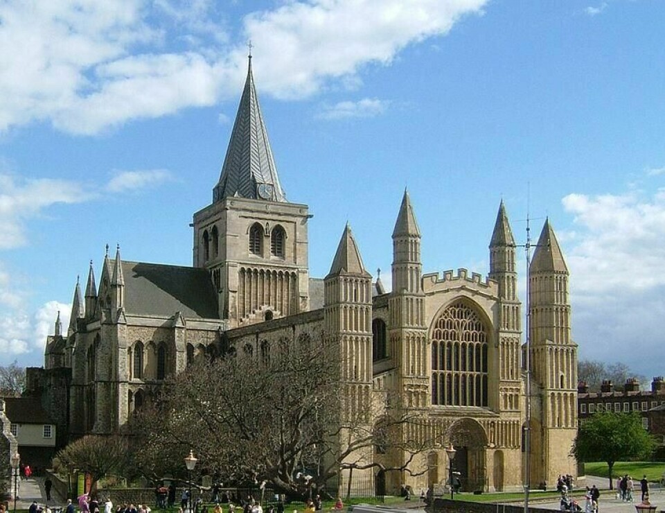 I et forsøk på å lokke til seg flere besøkende, er katedralen i Rochester blitt omgjort til golfbane. – Det viser en manglende tro på at kraften i Guds ord kan ha på det moderne mennesket, mener kritikerne.