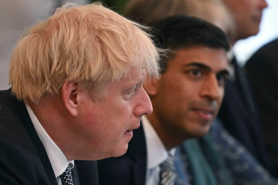Storbritannias finansminister Rishi Sunak (i bakgrunnen) trekker seg fra regjeringen i protest mot statsminister Boris Johnson. Foto: AP / NTB Storbritannias finansminister Rishi Sunak (i bakgrunnen) trekker seg fra regjeringen i protest mot statsminister Boris Johnson. Foto: AP / NTB