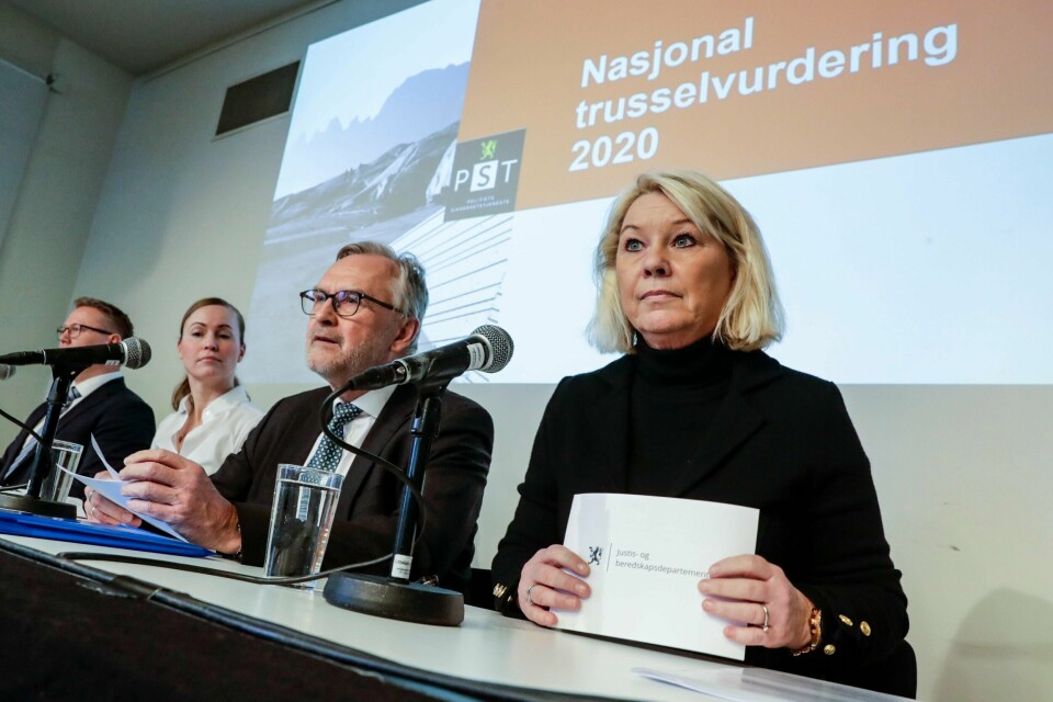 PSTs årlige åpne trusselvurdering ble lagt fram tirsdag - ved justisminister Monica Mæland (t.h.), PST-sjef Hans Sverre Sjøvold, seksjonsjef i PST Hanne Blomberg og seksjonssjef i PST Arne Christian Haugstøyl.