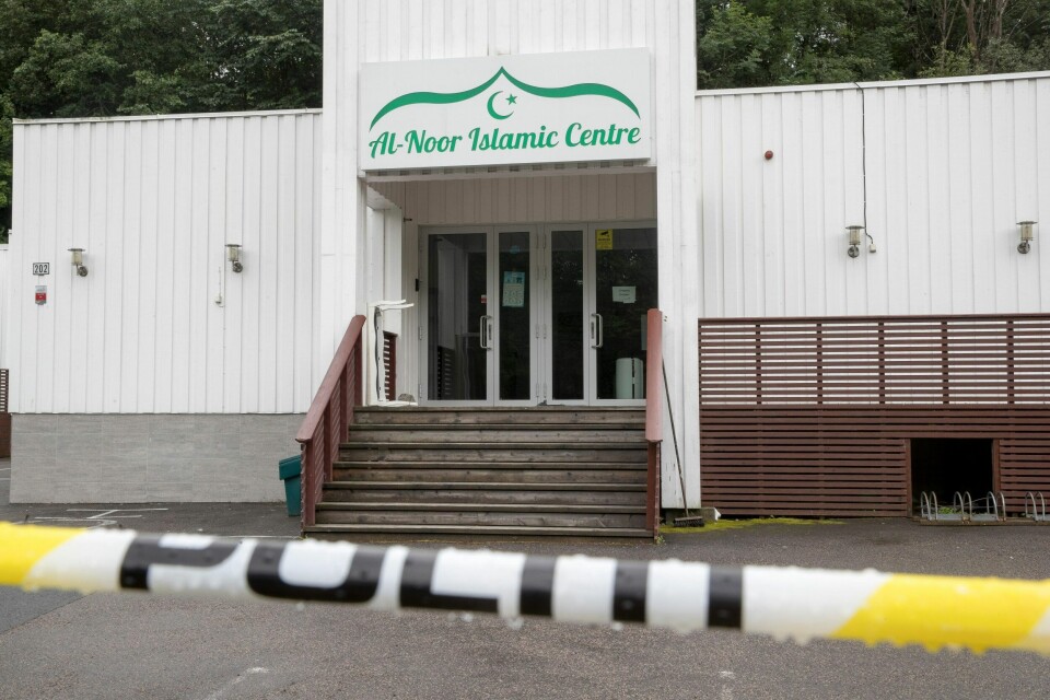 Menigheten i Al-Noor Islamic Centre i Bærum. Politiet holder fortsatt vakt etter at en person skjøt inne i moskeen.