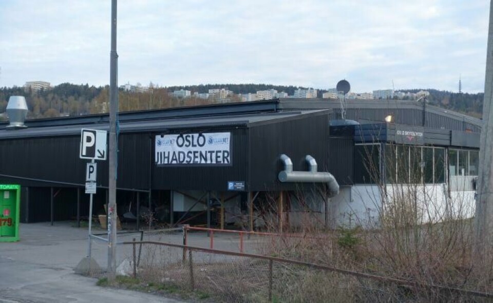 'OSLO JIHADSENTER' sto det å lese på banneren som hang på Islam Nets lokaler i Groruddalen. Avsenderen er den antimuslimske organisasjonen SIAN. 'OSLO JIHADSENTER' sto det å lese på banneren som hang på Islam Nets lokaler i Groruddalen. Avsenderen er den antimuslimske organisasjonen SIAN.