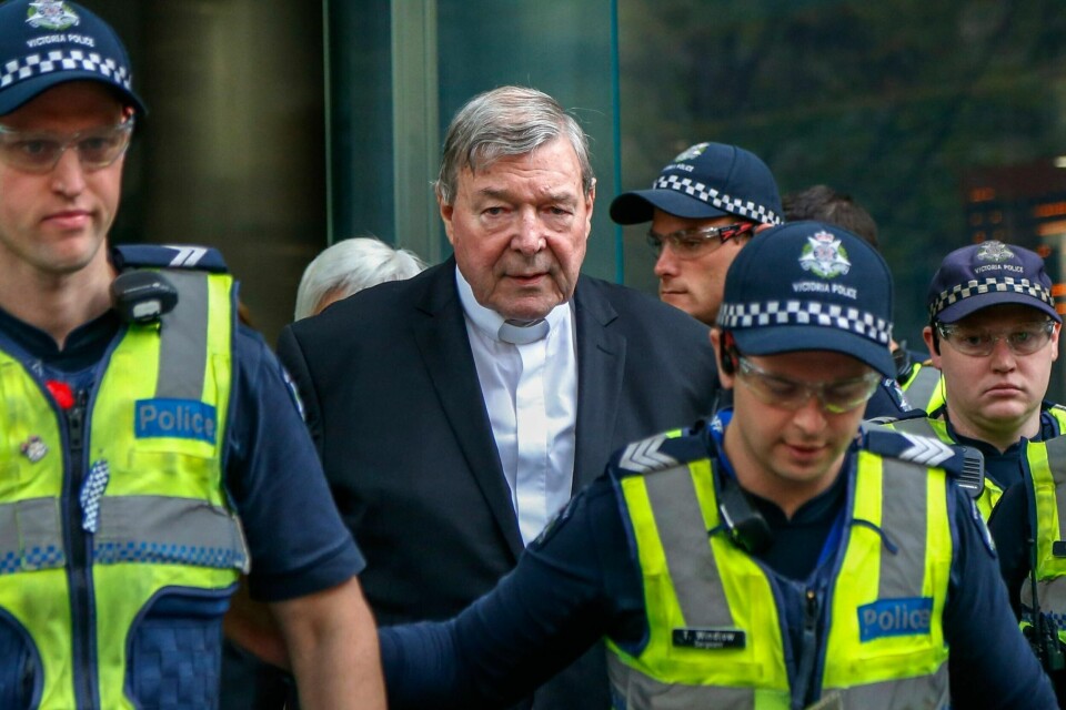 Kardinal George Pell er dømt for voldtekt og overgrep mot to korgutter. Nå må flere medier og journalister i retten og risikerer straff for å ha brutt et publiseringsforbud.