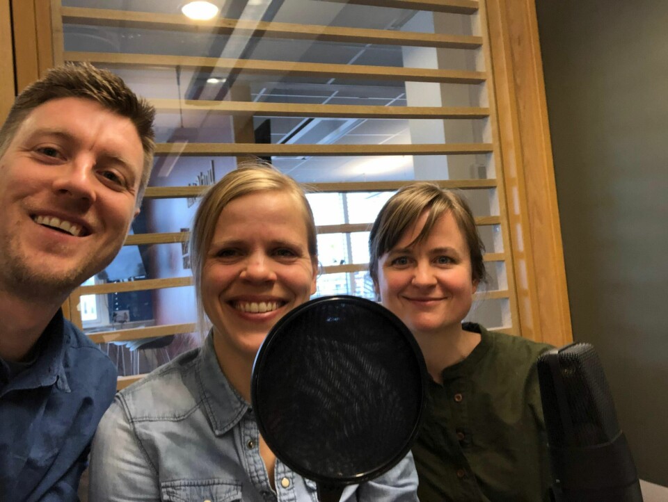 Håvard Nyhus og Åste Dokka møter redaktør i Klassekampen Mari Skurdal (t.h.) i ukas episode av Nyhus & Dokka – Vårt Lands podkast. De kommer innom skandalejournalistikk, no-platforming, Resett og det å være «venstresidas avis».