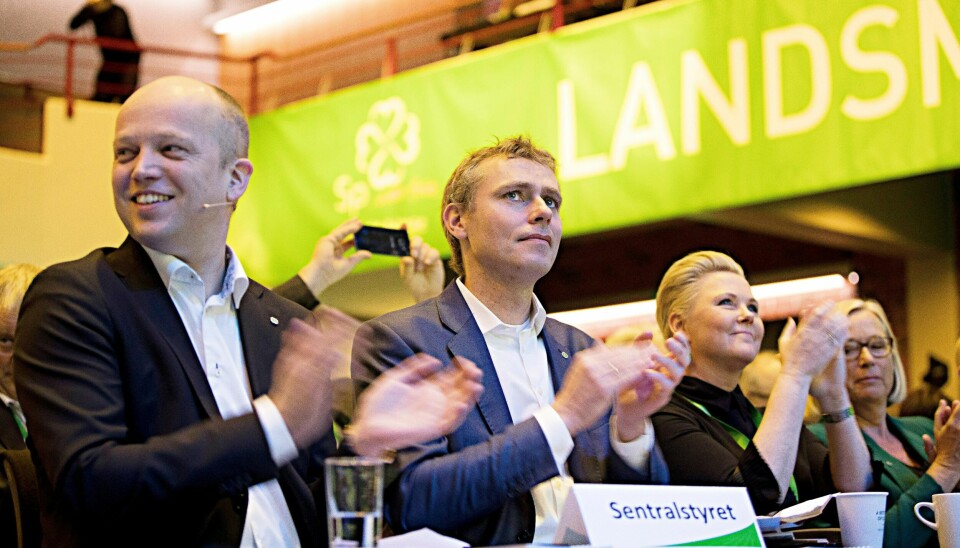 Andre nestleder Anne-Beathe Tvinnereim (til høyre) fikk landsmøtet med på å tidfeste oppstart av anlegg for karbonfangst – mot resten av partiledelsens stemmer.