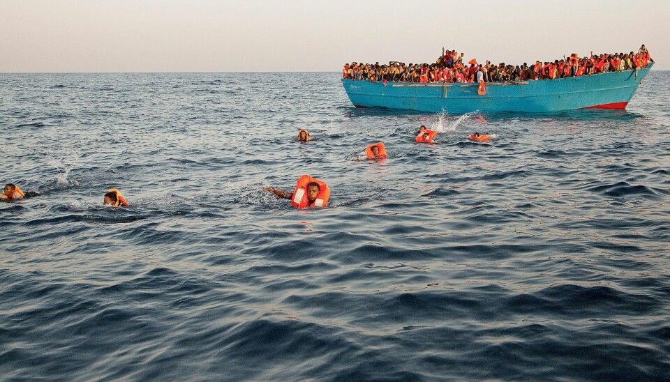 Migranter fra Eritrea hopper ut i Middelhavet fra en overfylt trebåt når hjelp fra en humanitær organisasjon er i sikte. Erhard Hermansen i Norges Kristne Råd oppfordrer oss til å vise gjestfrihet overfor flyktninger, slik Paulus opplevde som skipbrudden på Malta.