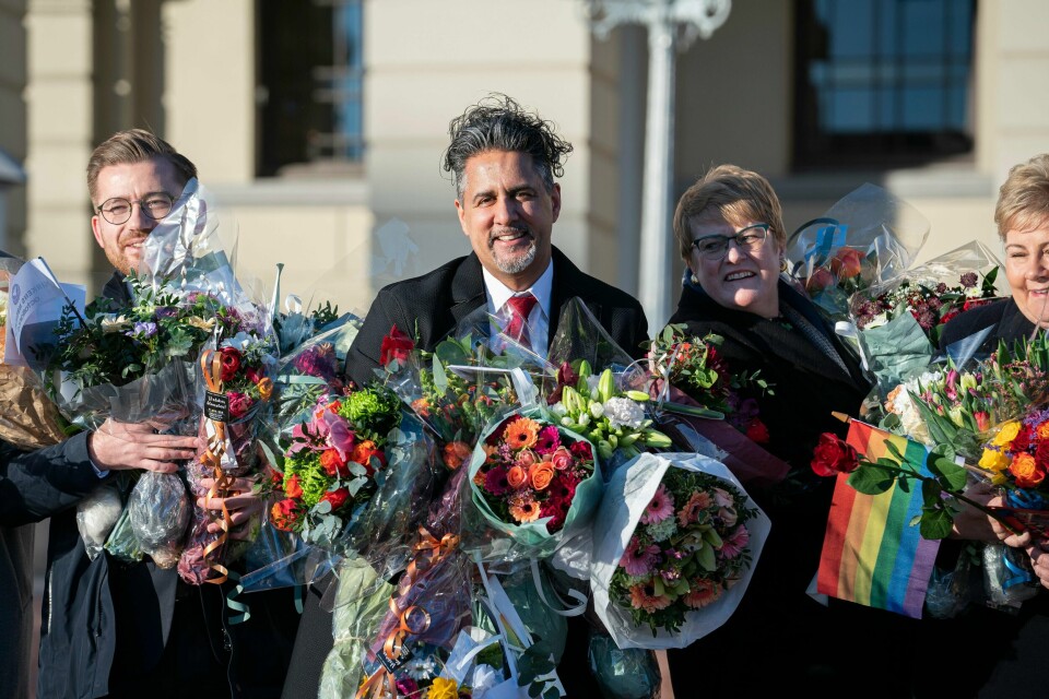 Erna Solberg presenterer sin nye regjering på Slottsplassen.
Erna Solberg, Jan Tore Sanner, Ine Eriksen Søreide, Abid Raja, Frank Bakke-Jensen, Henrik Asheim, Trine Skei Grande, Sveinung Rotevatn, Monica Mæland, Bent Høie, Kjell Ingolf Ropstad, Iselin Nybø, Knut Arild Hareide, Geir-Inge Sivertsen, Tina Bru, Nikolai Astrup, Torbjørn Røe-Isaksen, Dag Inge Ulstein, Olaug Bollestad, Linda Hofstad Helleland.