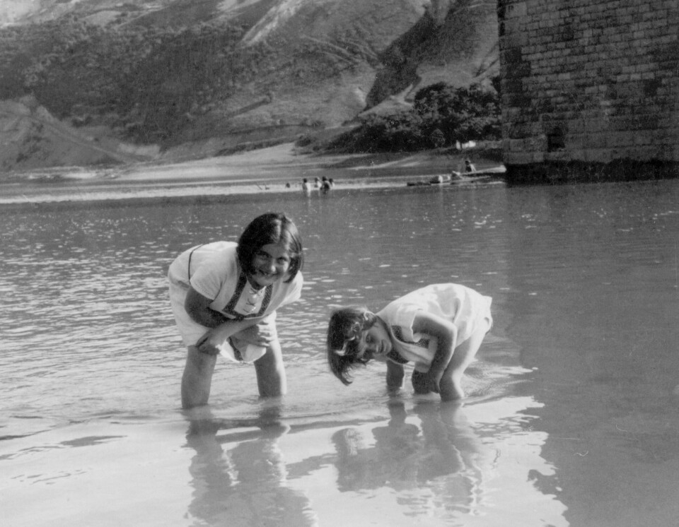 FØR KRIGEN: Renia (tv) og søsteren Ariana, som i dag heter Elizabeth Bellak, vasser i Dniester-elva, rundt 1935. De første årene bodde de på faren Bernard sin familie-eindom nær grensa til Romania. Renia lengtet alltid tilbake dit, til frukttrærne, vannet og blomstene. Men det skjedde aldri. Renia (tv) og søsteren Ariana, som i dag heter Elizabeth Bellak, vasser i Dniester- elva, rundt 1935. De første årene bodde de på faren Bernard sin familie-eindom nær grensa til Romania. Renia lengtet alltid tilbake dit, til frukttrærne, vannet og blomstene. Men det skjedde aldri. Foto: Bellak Family Archive