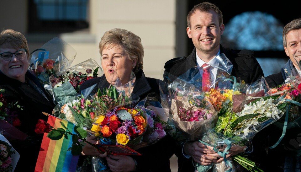 Smilende og moderlig presenterte Solberg sitt nye mannskap på Slottsplassen i går, men regjeringsjusteringen har kostet, skriver nyhetsredaktør Veslemøy Østrem.