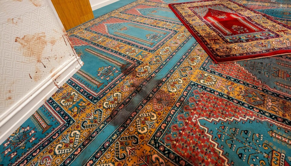 Bilder viser blodflekker og kulehull etter skyting og basketaket da Phillip Manshaus tok seg inn i moskëen Al-Noor Islamic Centre i Bærum i august i fjor.