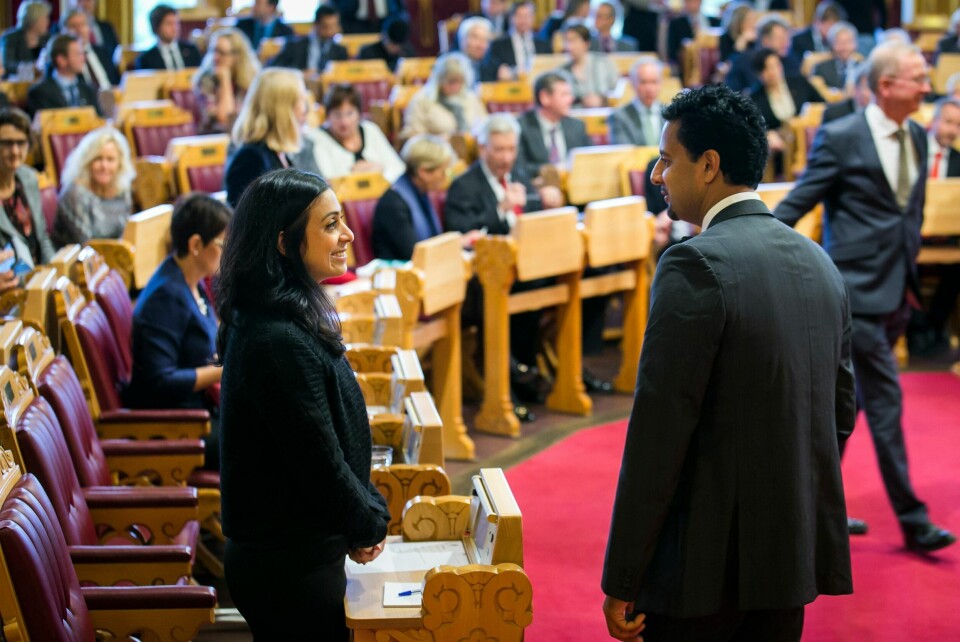 Ministre: Aps Hadia Tajik og Venstres Abid Raja er de to første to med innvandrerbakgrunn som er blitt ministere i Norge. Her er de to i Stortinget.