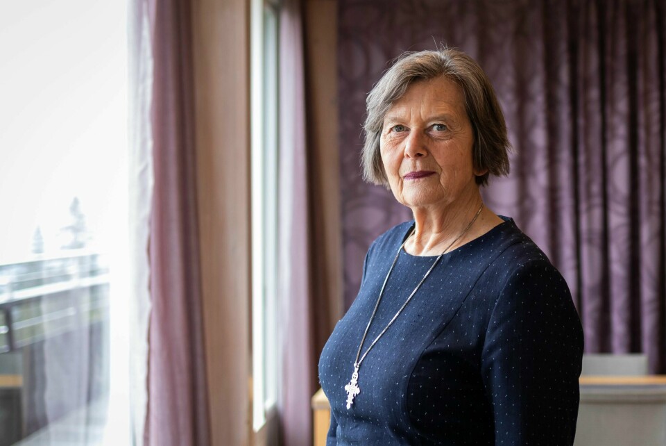 Prest Knut Hermstad mener avgått preses Helga Haugland Byfuglien kommer med smålig kritikk av sine ansatte.