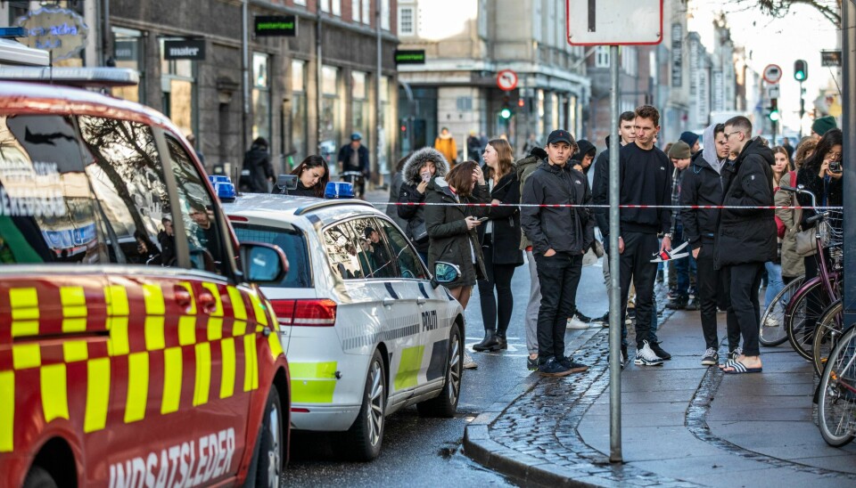 Et større oppbud av politi og ambulanse var samlet utenfor reklamebyrået & Co, som har laget den omdiskuterte reklamefilmen for SAS. Foto: Ólafur Steinar Rye Gestsson / NTB scanpix