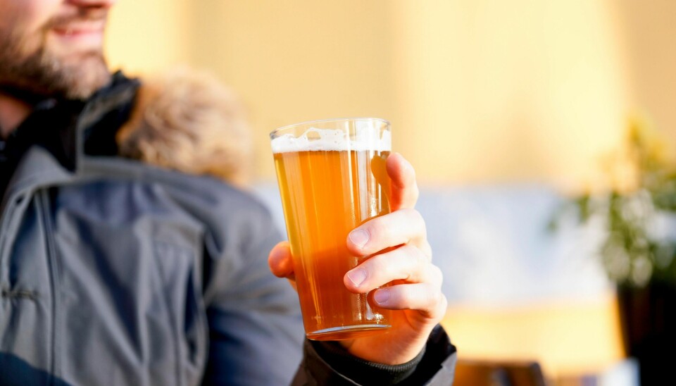Oslo 20190402.Folk nyter vårsola ved Akershus festning i Oslo og har allerede begynt å kose seg med årets utepils.Foto: Fredrik Hagen / NTB scanpix
