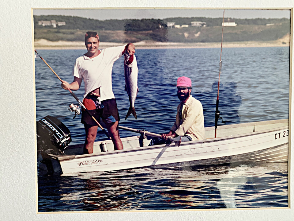 Jonathan Colman og hans far på fisketur noen år før ulykken. Moren hans tok bildet, og kalte det “Dad power”. Foto: Privat