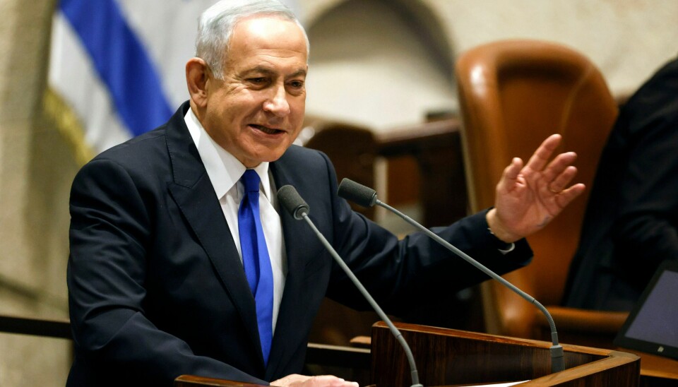 Da Benjamin Netanyahu presenterte sin sjette regjering i Knesset, sa han at han vil prioritere å få en slutt på den «israelsk-arabiske konflikten», stoppe Irans atomprogram og bygge opp Israels militære kapasitet. Foto: Pool Photo via AP / NTB Benjamin Netanyahu i Knesset der han presenterte sin sjette regjering. Netanyahu er fra før den lengstsittende israelske statsministeren i landets historie. Foto: Pool Photo via AP / NTB