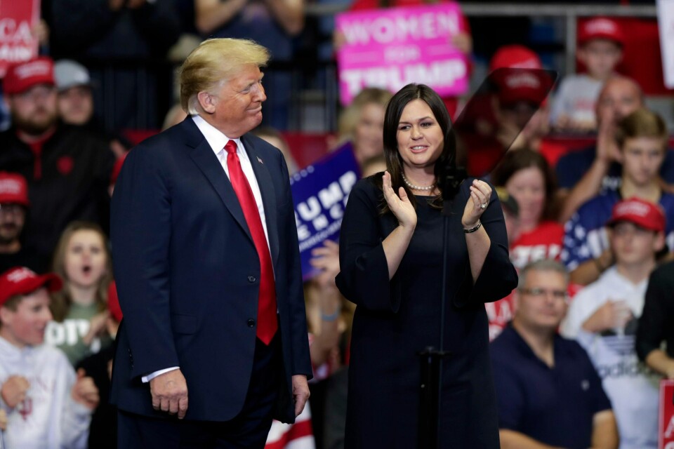 President Donald Trump og pressekretær Sarah Huckabee Sanders på et valgkampmøte før mellomvalget i fjor høst. Sanders mener Trump er den mest konservative presidenten USA noensinne har hatt, og at det er en grunn til at de evangelikale velgerne står ved hans side i tykt og tynt.