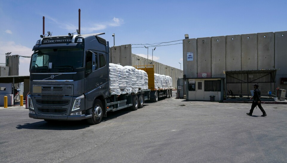 En lastebil med humanitær hjelp passerer Kerem Shalom-grenseovergangen 30. mai. Foto: Tsafrir Abayov / AP / NTB En lastebil med humanitær hjelp passerer Kerem Shalom-grenseovergangen 30. mai. Foto: Tsafrir Abayov / AP / NTB